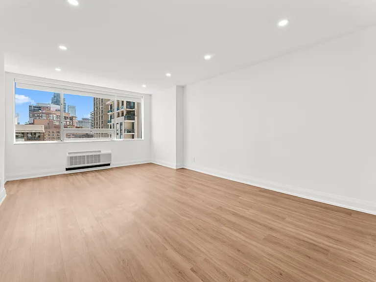 44 Charles St W — Photo 24