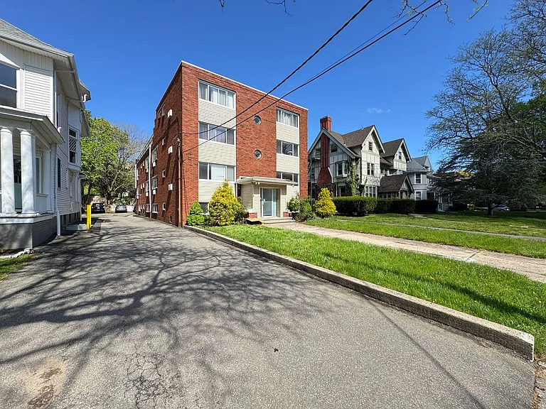 550 Whitney Ave #2 — Photo 3
