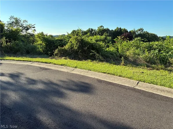 Summit Cir, Weirton, WV 26062