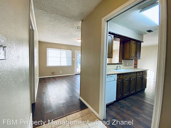 3rd image of 523 N Grand Ave