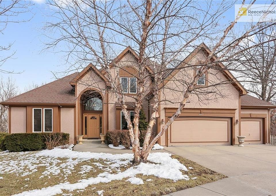 Welcome home to 8415 N Barberry Ave! This spacious 6-bedroom home has plenty of space for everyone. It sits on a treed, 1/2 acre, cul-de-sac lot and backs to Rush Creek.