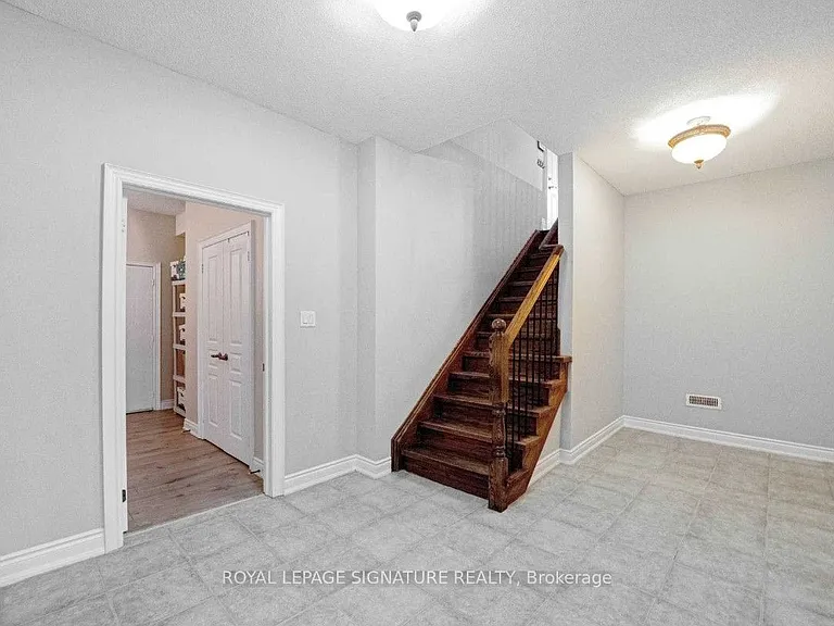 975 Fredonia Dr — Photo 3