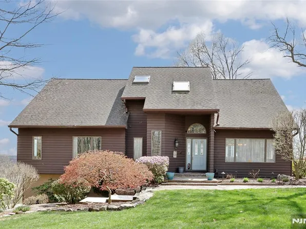 6 Copperas Ridge Rd, Newfoundland, NJ 07435