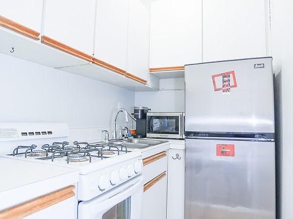 5th image of 3727 N Pine Grove Ave APT 411