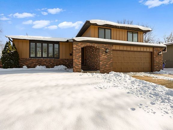 3rd image of 4642 Aspen Ln NE