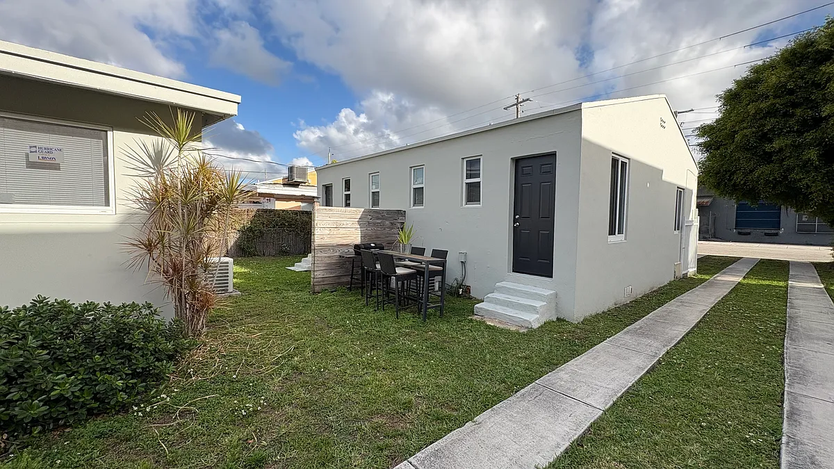 Building Photo - 2165 NW 23rd St #1