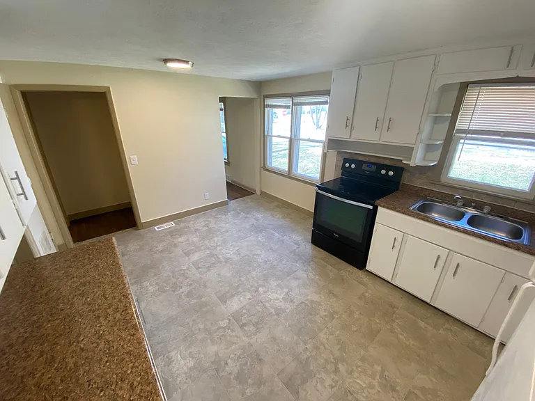 3674 Bedford Ave — Photo 10