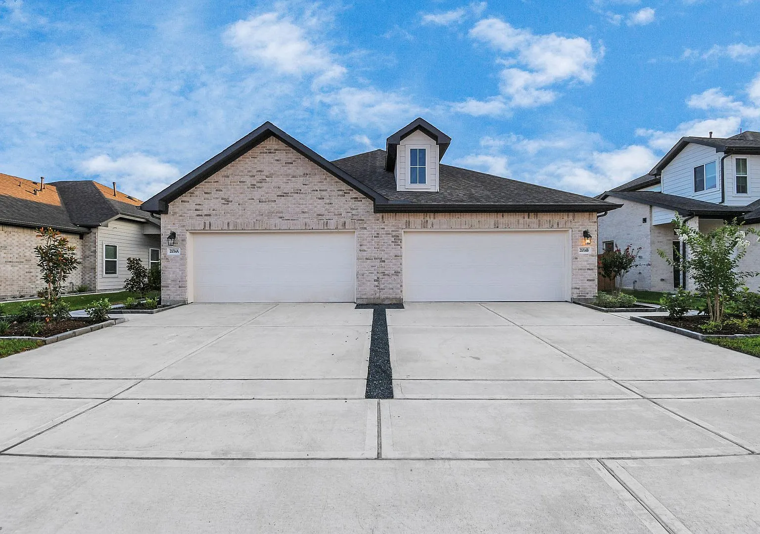 Welcome to the Elm Single-Level Charm, Modern Style. — Photo 1