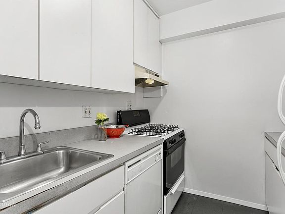 4th image of 170 W 23rd St APT 4D