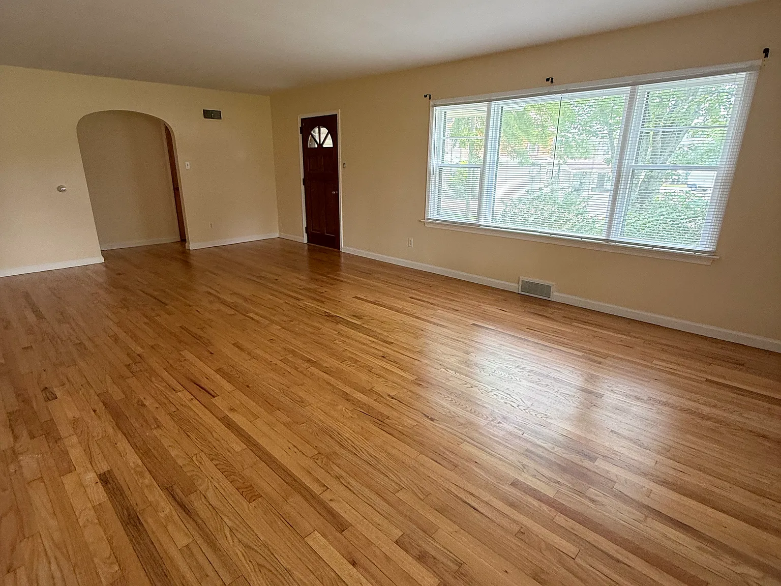 5 bed, 2700 sqft, $2,500 — Photo 2