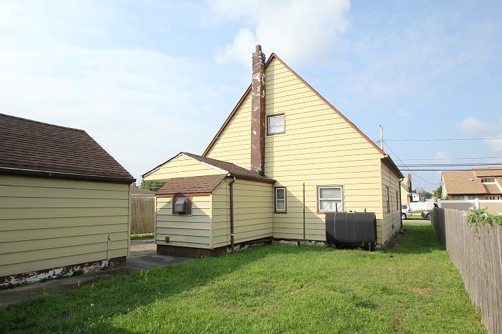 2nd image of 207 East Shore Rd