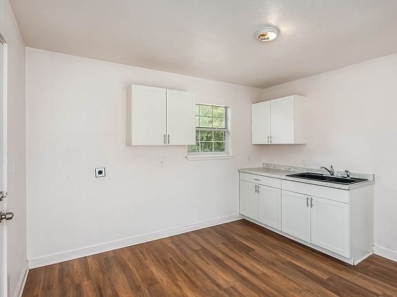 3rd image of 963 Santa Monica St
