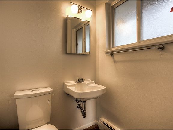 En suite 1/2 bath