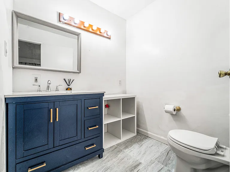 560 Russell St — Photo 22