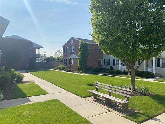 2nd image of 208 Kensington Ln
