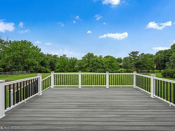 3rd image of 104 Brookhollow Dr