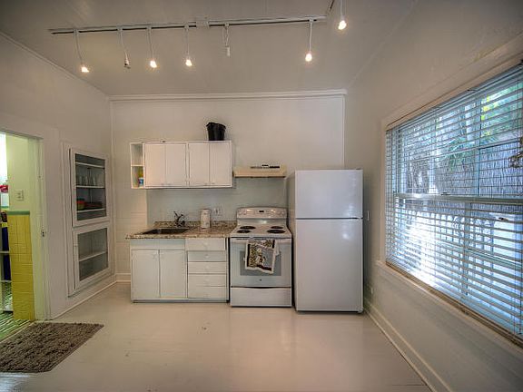 4th image of 742 Windsor Ln #1