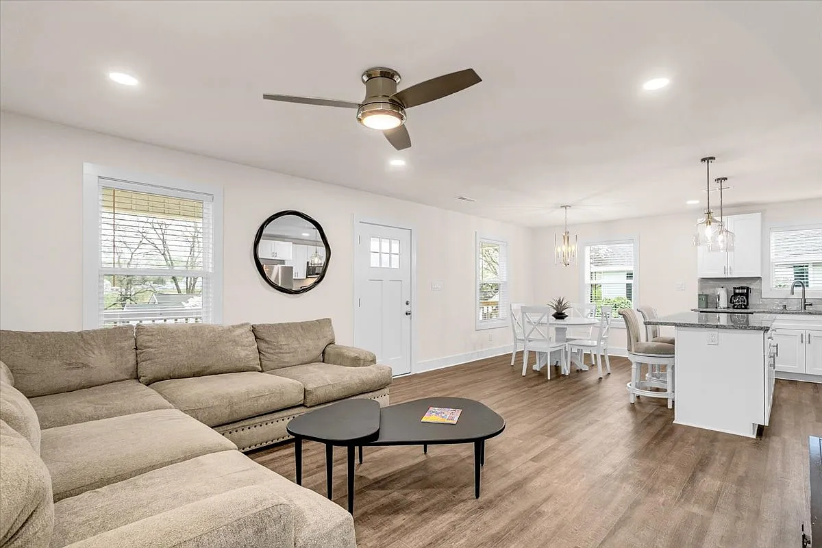 3 bed, 1400 sqft, $2,300 — Photo 4