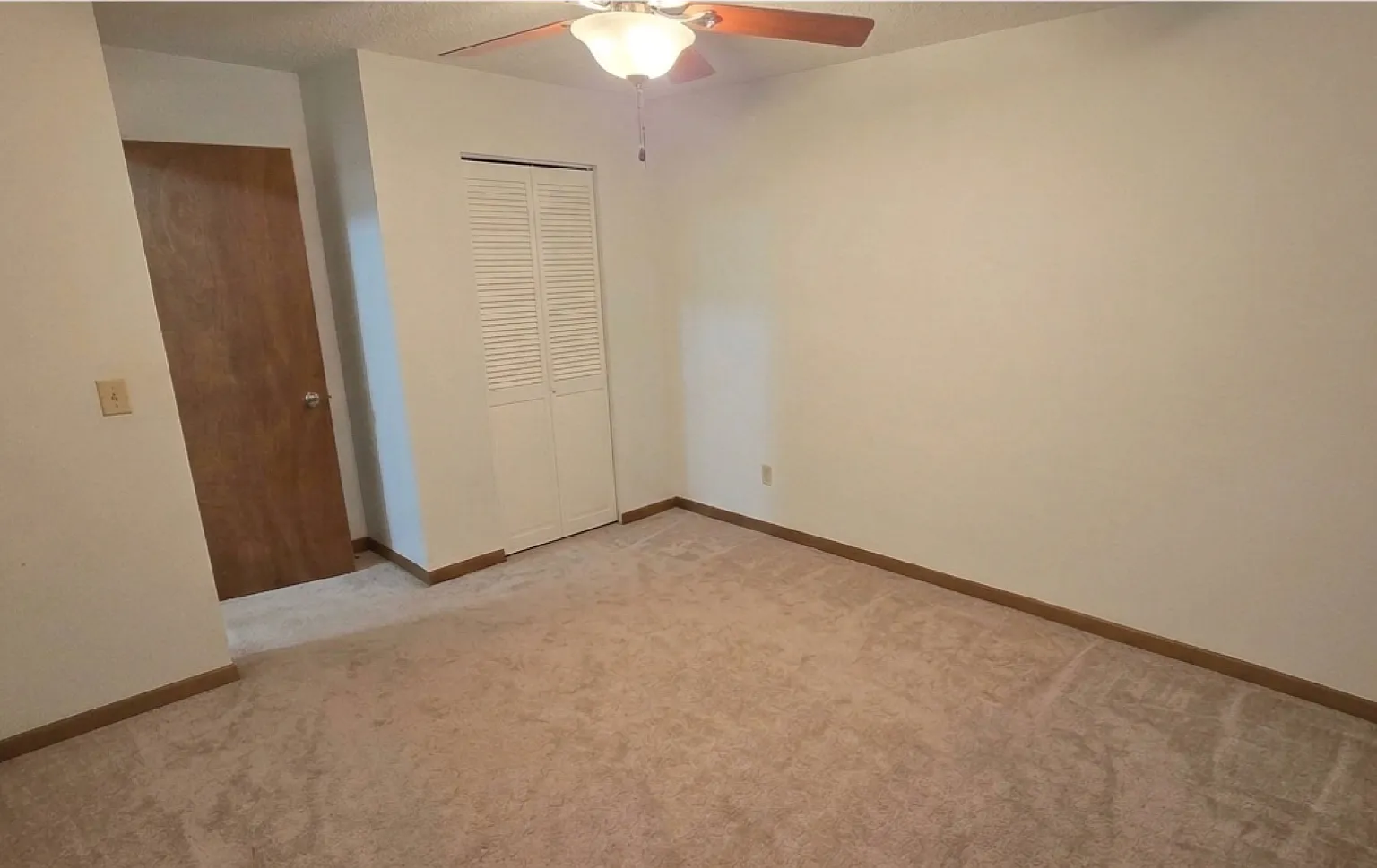 Cozy Two-Bedroom Apartment with Breakfast Bar — Photo 4