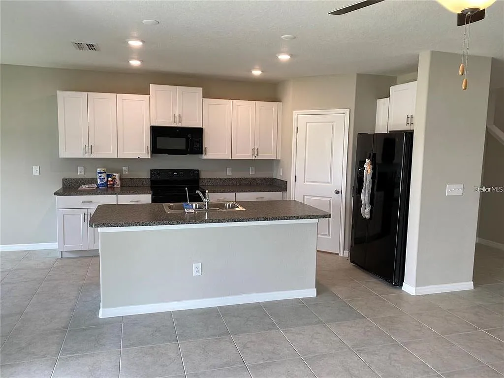 4 bed, 2.5 bath, 2073 sqft, $2,600 — Photo 3