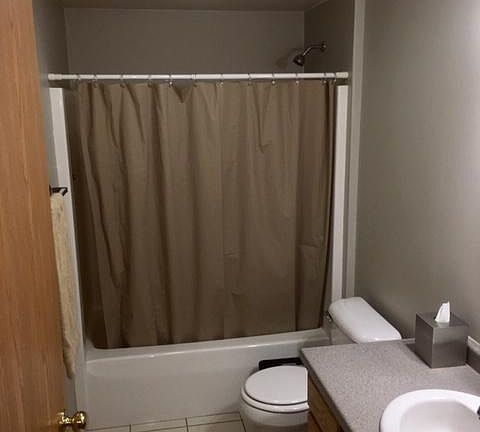 Hall bath with tub/shower