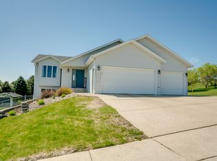 843 Mahone Ave, Bismarck, ND 58503