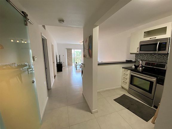 4th image of 1540 Meridian Ave APT 3D