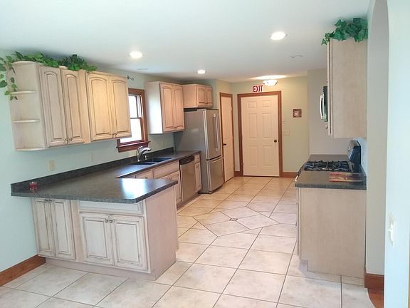 4th image of 1020 Chrysann Dr