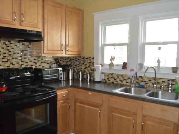3rd image of 144 Stillwell Ave