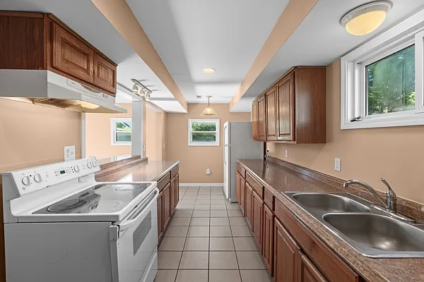 23233 Wellington Ave — Photo 3
