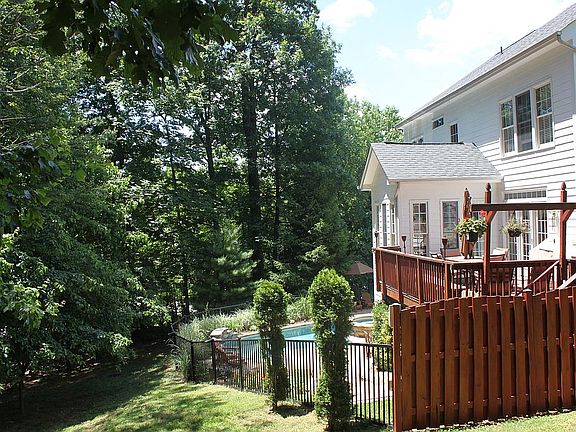 3rd image of 2347 Sandburg St