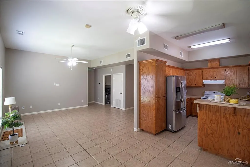 3 bed, 2.5 bath, 1743 sqft, $1,695 — Photo 4