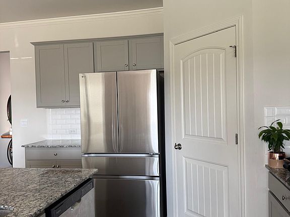 3rd image of 325 Thompson Dr