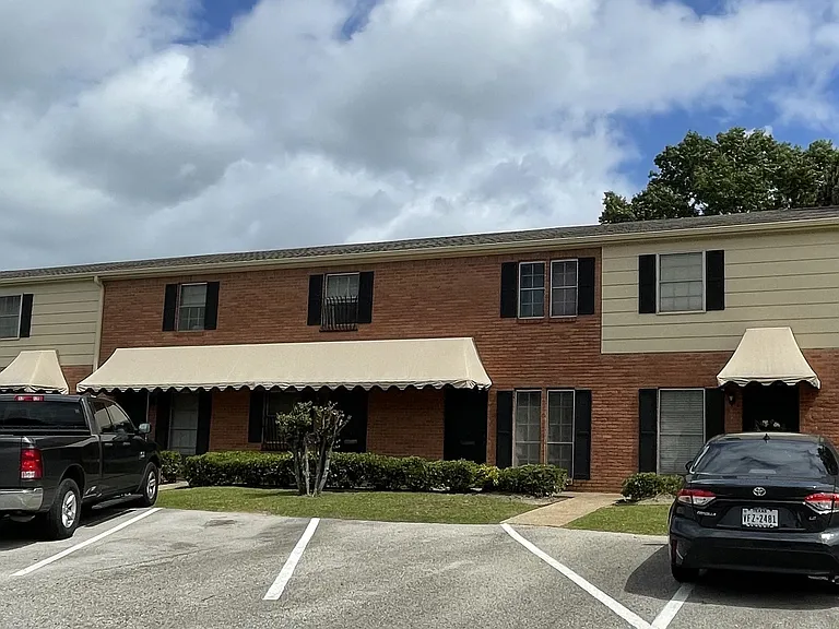 114 E Amherst Dr #A — Photo 2