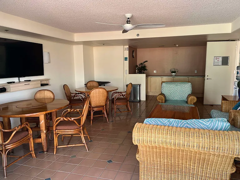 Common lounge room (reservable).