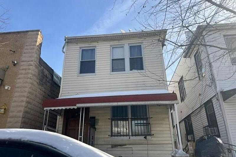 1st image of 3321 102nd St