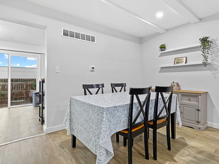 422 Gainsborough Ct #422 — Photo 6