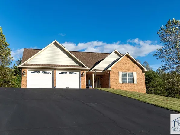 283 Governors Ln, Martinsville, VA 24112