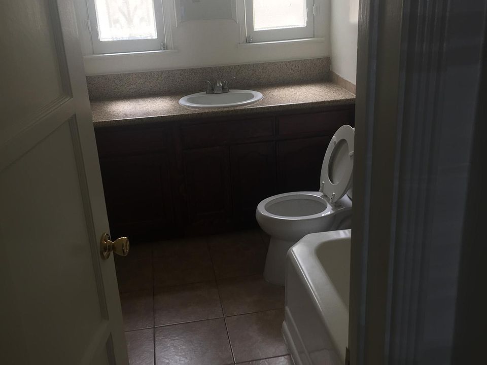 1st image of 201 S Elm Dr