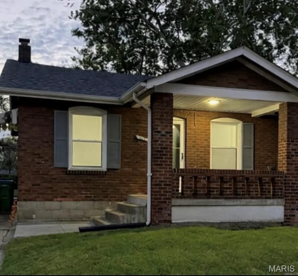 3 bed, 864 sqft, $1,430 — Photo 2