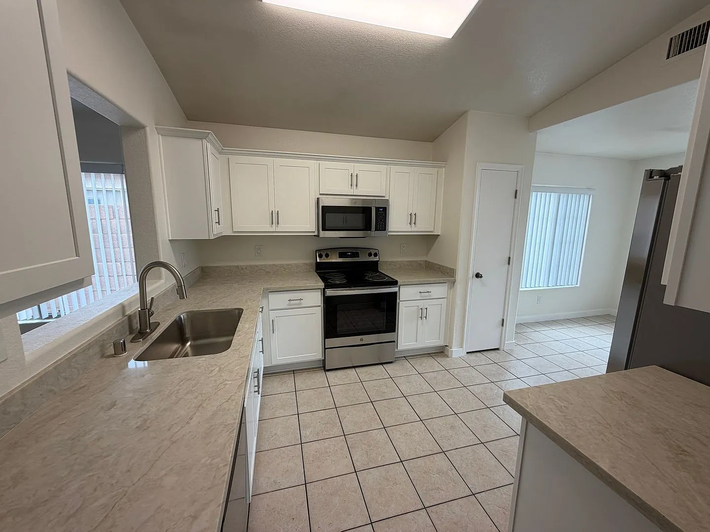 3 bed, 2.0 bath, 1559 sqft, $1,825 — Photo 2