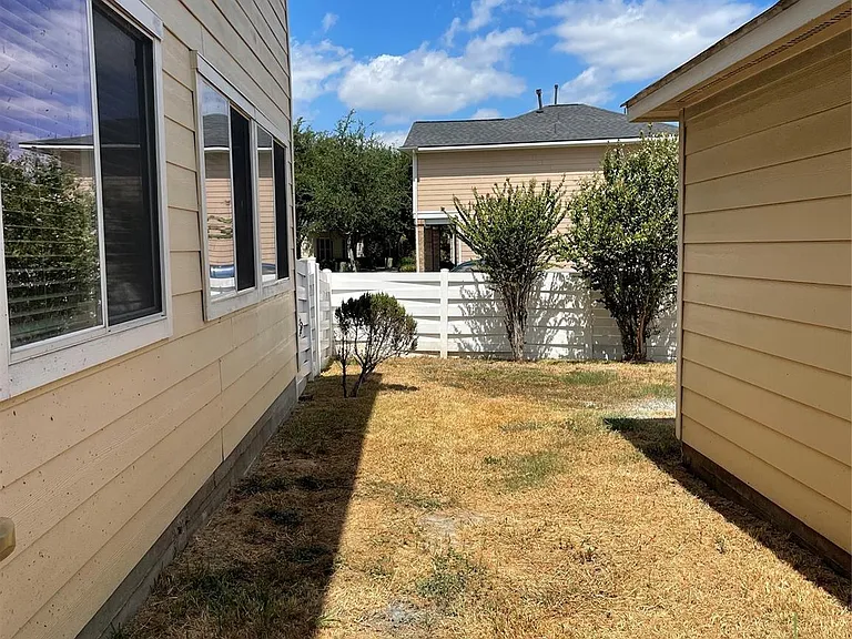 1502 Claremont Garden Cir — Photo 19