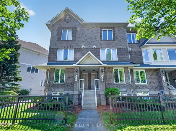 256 Cresthaven Dr, Ottawa, ON K2G 6W4