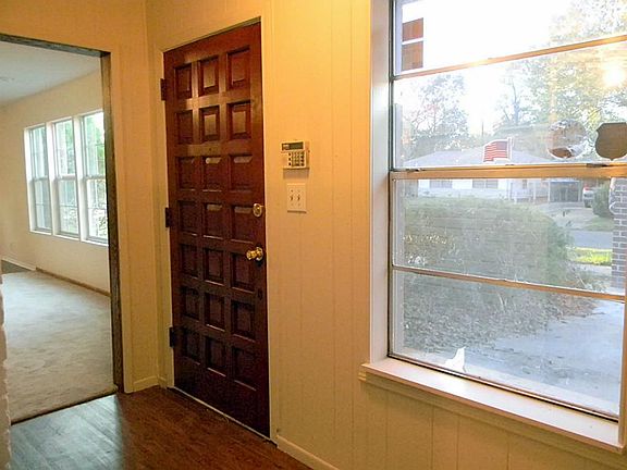   Entry way features lots of windows and laminate flooring. Home is pre-wired and includes alarm system. Just call to set up service.