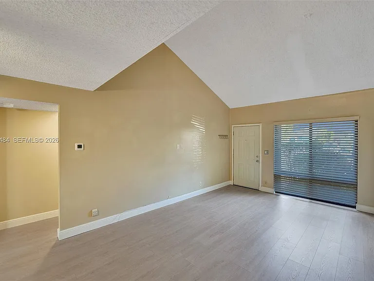 11154 NW 37th St — Photo 2