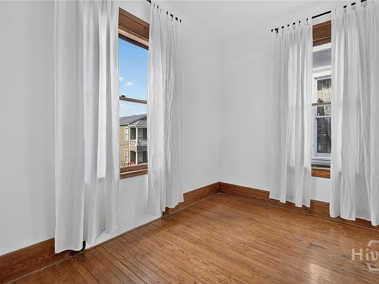 114 W Waldburg St — Photo 13