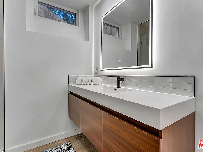 1145 S Longwood Ave — Photo 39