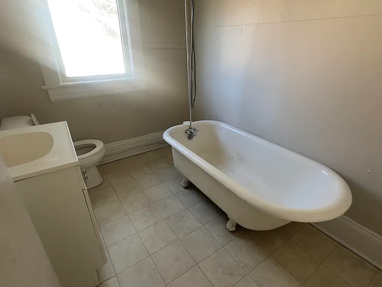 1719 Orange Ave NW — Photo 9
