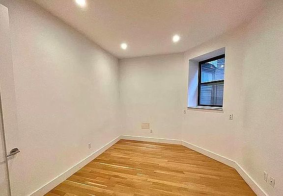 4th image of 300 W 112th St #A