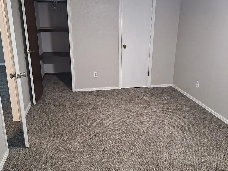 1700 W Circle Dr — Photo 2